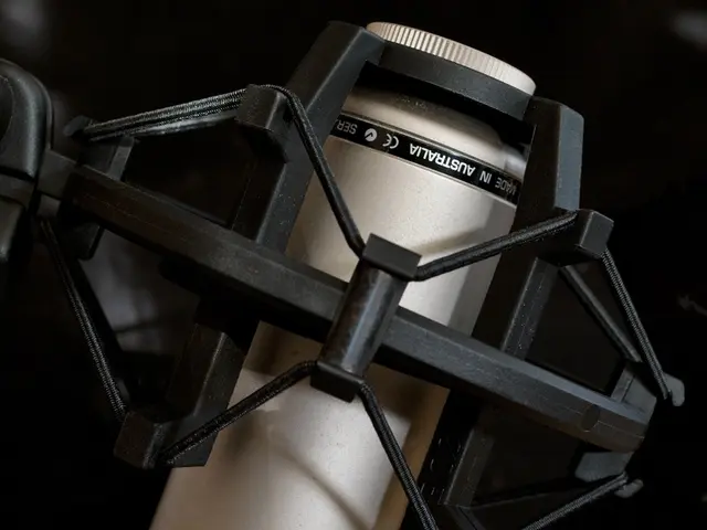 Thin Microphone D:Screen: Compact Size Offers Charm