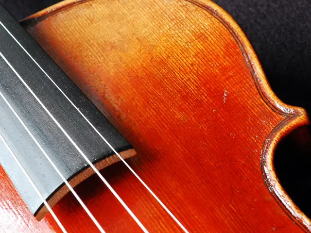 Kirk Hammett Attempts to Shatter Ernie Ball's Innovative Paradigm Guitar Strings in Testing Session