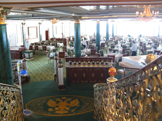 Robotic Server Stuns Atrauts with Its Presence