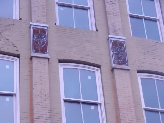 Craftspeople Manufacture Robust 3D-Printed Glass Blocks for Construction Endeavors